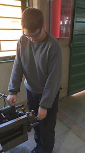 Taller de ajuste, estudiantes de segundo año, ciclo básico y sus primeros contactos con máquinas herramientas. | Tecnica Tala