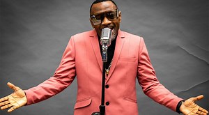 Cantante Alex Ramírez presenta su nuevo disco: “A mí me va bien”