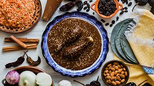 Aprende a preparar mole poblano con pollo, una receta tradicional mexicana