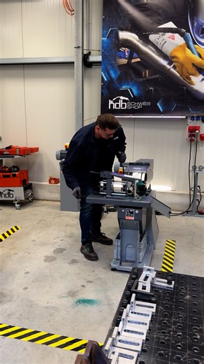 🔥 Funkenflug, Fokus und feinste Technik! Wir nehmen euch mit hinter die Kulissen unseres Videodrehs mit @igor_welder – diesmal dreht sich alles um den Geländerbau mit GRIT by FEIN. 💪 Mit dabei: jede Menge Power, Präzision und natürlich unsere Bandschleifer, die im harten Werkstattalltag zeigen, was sie können. 🎥 Das fertige Video findet ihr auf unserem oder Igor Welder YouTube-Kanal. | Fein