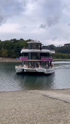Conzen Hof am Hennesee on Instagram: "Die EMS Hennesee ist seit heute im Linienbetrieb auf dem Hennesee unterwegs. Wir haben uns sehr gefreut direkt eine Fahrt mitmachen zu können und sind gespannt auf die nächsten Fahrten! Anbei ein kleiner Eindruck 😊 #conzenhof_hennesee #schmallenbergerkinderland #lebenwoandereurlaubmachen #hennesee @schmallenberger_kinderland @ems.hennesee @stama_meschede @ferienregion_hennesee"