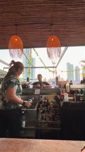 Nuestros chicos trabajan con una excelente vista, no creen ? #rooftop #panama #sunsetlover