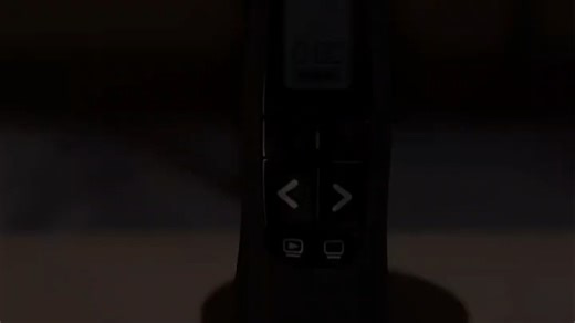 罗技R800激光演示器，远程操控轻松精准，会议室演讲不再尴尬，激光指示清晰可见，提升专业形象，助您高效表达每一场汇报。