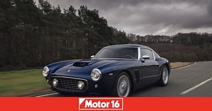 El RML Short Wheelbase sale a la carretera