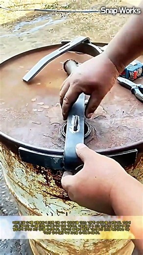 맞춤형 철제 잠금장치: 고철 자재를 활용한 친환경 드럼통 보안 장치 제작 방법 #worker #process #tools #craftsmenship #welding