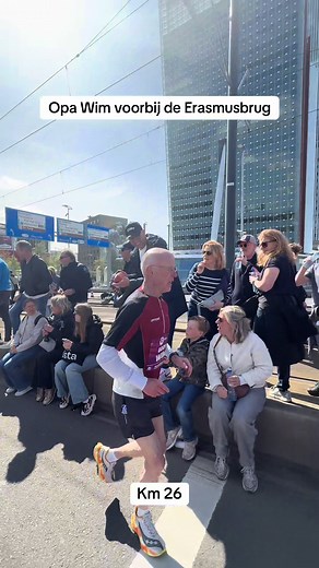 Nog steeds een gemiddelde pace van 5:18 🤯 INSANE Het record is in zicht LETS GO OPA WIM ❤️ #rotterdammarathon #opawim #opa #wim
