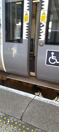 Class 185 doors opening