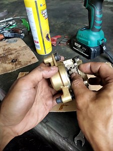 2K views · 163K reactions | Perhatian wajib Kuras minyak rem perawatan bagian sistem rem supaya pengereman lebih ok. Wajib kuras minyak rem 1 tahun sekali supaya part lebih awet dan pengereman ok karena minyak rem pemakaian lama sudah terkontaminasi dengan air. Bisa menyebabkan korosi dan pengereman kurang ok, pake minyak rem dot 3 atau dot 4 buat motor standar #bengkelmotor #perawatan #tutorial #servicerem | Belajar Mekanik Dari NOL | Facebook