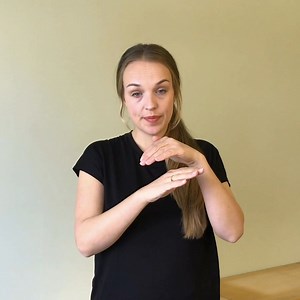 HJEM / HJEMME 🏘 En flat høyre hånd føres under en krum venstre hånd. Samme tegn for hjem og hjemme. (Jeg tenker at venstre hånd er «hjemmet» og høyre hånd kommer «hjem».) Ganske likt tegn for garasje, bare da er høyre hånd vertikal, som en bil, som kjører inn under venstre hånd «garasjen». #hjem #hjemme #ts_hjem #ts_hjemme #tegntiltale #norskmedtegnstøtte #babytegn #tegnspråk #tegnkalender #babysign #nsl #norwegiansignlanguage #home | Tegn til tale - Tegnkalender