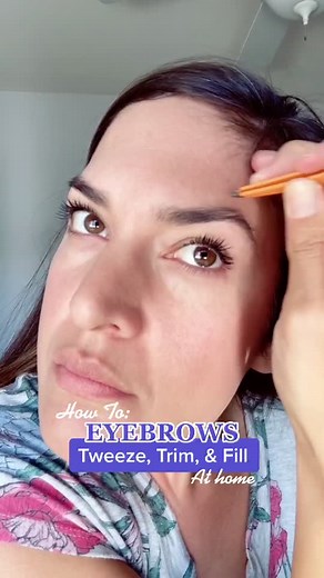 Brows #eyebrowtutorial #tweezing #beautytips #skincaretiktok #beautytiktok #naturalbrows #athomebeauty #selfcaretiktok #beautytipsandtricks #cleanup