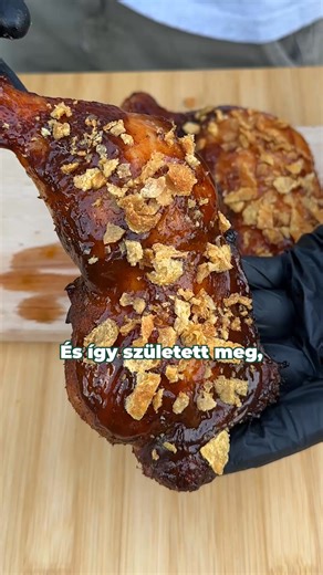 🍗 Átformált csirkecomb - ropogós csirkebőrrel és BBQ szósszal Fedezd fel az átformált csirkecomb titkát, amit otthon is elkészíthetsz a Big Green Egg segítségével! A csirkecombról lehúztam a bőrt, majd olajban ropogósra sütöttem, hogy különleges ropogós csirkebőr chips legyen belőle. A hús lassú sütéssel, fűszerezéssel, szaftos csirkecomb-ként készült el, majd BBQ szósszal kentem, hogy a végeredmény tökéletes legyen. Ez az átformált csirkecomb recept tökéletes minden grillezéshez és különleges 