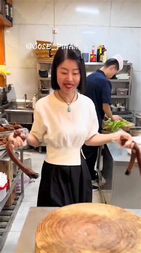 EL ÓRGANO REPRODUCTOR DE CABALLO: EL MANJAR DE 500 USD En China, el órgano reproductor del caballo se eleva a manjar exclusivo de 500 USD el plato. Tras inspección de ejemplares jóvenes, se limpia y despieza con precisión dejando solo el tejido más tierno. Se sirve guisado en salsa oscura o al vapor con jengibre y cebollín, y se le atribuyen virtudes afrodisíacas y nutritivas únicas. Su degustación es un ritual que despierta la pasión y simboliza la audacia del paladar más exigente. 🦄🐎🎠 #fbli