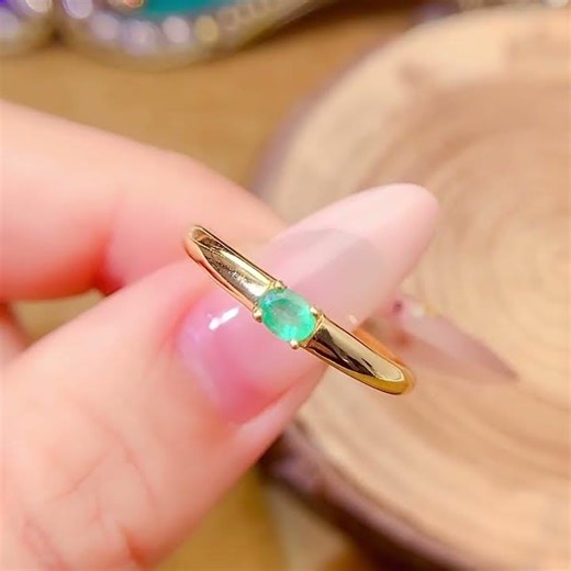 A natural emerald ring, exquisitely set in 925 sterling silver—certification supported! 💚