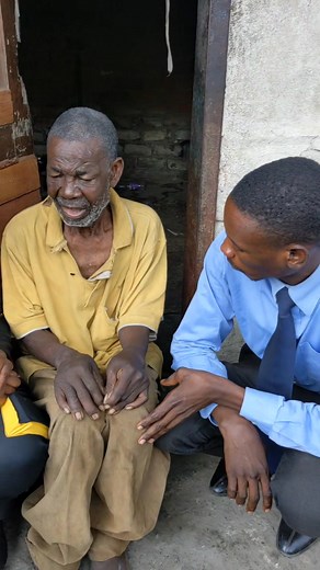 He's weak, he was shivering, he's hungry,he has gone for days without eating. A team from IdaCh TV Zambia visited an elderly Widower from Kanyama Compound to assess the situation. 86-year-old Jose Chibinga, has been struggling to access food for days due to hunger, he has become increasingly frail and has gone without food for an extended period. Neighbors witnessing his vulnerability are appealing to good Samaritans and the government to provide him with sustenance, bedding, clothing, and other