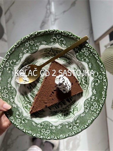 ČOKOLADNI KOLAČ OD 2 SASTOJKA 🫶🏽 • 3 velike jabuke i 200gr čokolade za kuvanje Jabuke oljustiti, iseci na kockice i kuvati 15ak minuta. Cokoladu otopiti na pari. Staviti sve u blender i prebaciti u manji kalup. Ostaviti par sati da se stegne. Ukoliko volite jos sladji ukus napravite preko ganaš od slatke pavlake i cokolade. 🤍 Ako imate veliki kalup, možete duplirati meru. Prijatno! 🤍 #kolac #kolacodjabuka #brzkolac #cokolada #viral