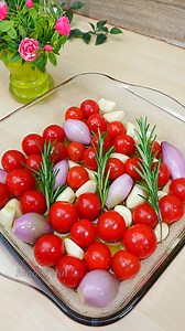 Roasted Tomato & Garlic Pasta Ingredients: - 400 g cherry tomato - 60 g garlic - 80 g shallot - organic olive oil - sea salt - fresh rosemary (cook on 180°C / 15-20 minutes) - 500 g spaghetti (original italian spaghetti) (cook for 11-13 minutes) - 200 g cooking cream - 120 g parmesan cheese - 100 ml pasta water - chili flakes Pasta mit gerösteten Tomaten und Knoblauch Zutaten: – 400 g Kirschtomaten – 60 g Knoblauch – 80 g Schalotte – Bio-Olivenöl – Meersalz – frischer Rosmarin (15–20 Minuten bei