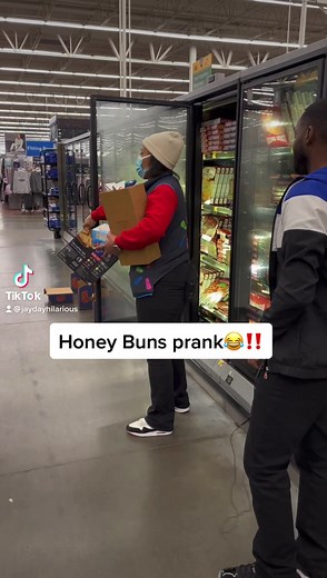 3.1M views · 63K reactions | Woman don’t play‼️#prank #jaydayhilarious #comedy #hilarious #walmart #explorepage #model #twerk #viral #jaydayjones #nba #worldstarfights #worldstar #nba #fights #Comedy #wshh #tsr #theshaderoom #fights #realitytv #theshaderoom #discoverpage #discover | JayDay Hilarious | Facebook