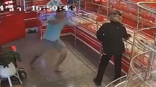 Un valiente comerciante frustra el robo de oro de un ladrón armado