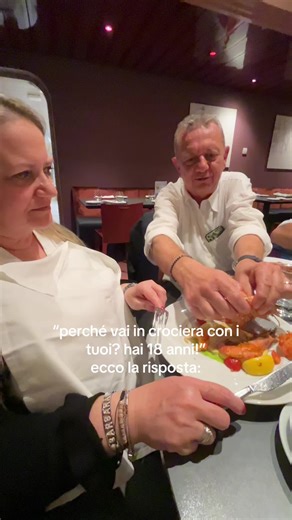 vi amo HAHAHA poi mi chiedete perché ho il mio carattere espansivo… ho preso da mio papà.. #costa #crociera #costasmeralda #genitori #cena