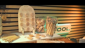 MAKE IT HERE | Europäische Maker mit xTool Eine neue Welle entsteht. Nicht die Rückkehr der Industrie – sondern die Rückkehr der Kreativität. Mütter. Künstler. Unternehmer. Überall in Europa holen sich Menschen die Kraft des Selbermachens zurück – zu Hause, auf Märkten, in kleinen Shops. Alles beginnt mit einer Idee, zwei Händen und einem xTool. 𝐃𝐚𝐬 𝐢𝐬𝐭 𝐌𝐚𝐤𝐞 𝐢𝐭 𝐇𝐞𝐫𝐞. 🎬 Tauche ein in die Geschichten der neuen Maker Europas. #xTool #MakeItHere #xToolMakers #xToolEurope #xToolBerli