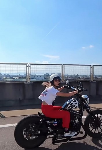 ハーレー女子のバイクライディング動画