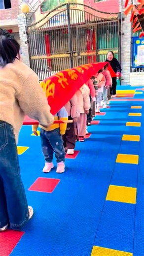 Artist Vista on Instagram: "When curiosity meets imagination in the classroom: a simple science experiment brings static electricity to life, while creative technology helps students see themselves as their future selves. From hair standing on end to dreams taking shape, these moments spark learning, confidence, and ambition from an early age 🚀⚡ Art by: 1179481849 (Döuyin)"