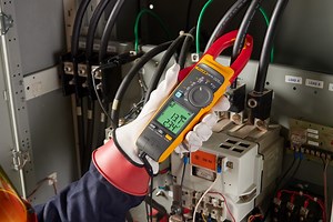 Comment obtenir des mesures d´alimentation triphasée plus rapides avec les pinces multimètres