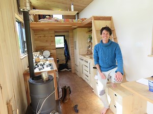 Low-tech : ils testent en Bretagne leur tiny house autonome, économe et écologique