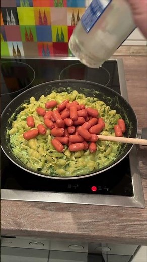 Spinatnudeln mit Würstchen