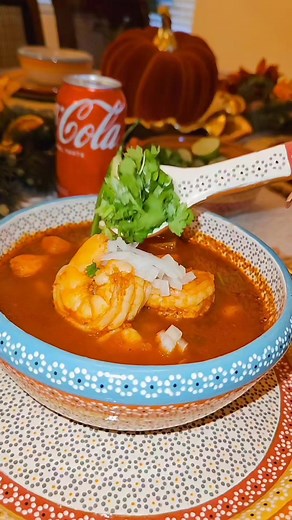 Caldo de Camarón Licué chiles california, chile negro, chipotle,clavos de olor ,orégano, comino,ajo, consome de pollo, Camarón en polvo. #comidamexicana #caldodecamaron #recetascaseras #paratii #recetasmexicanas #caldos #easyrecipes #recetasdelaabuela | Tatty Cardenas2