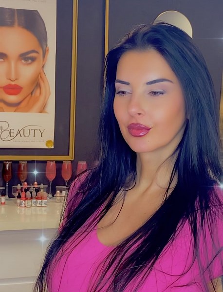 Des lèvres parfaites du matin au soir… sans effort 💋✨ Le maquillage permanent, c’est mon petit secret pour une bouche toujours dessinée, subtilement colorée et ultra naturelle. Fini le rouge à lèvres qui file ou disparaît au fil de la journée ! Un résultat sur-mesure, adapté à votre carnation, pour sublimer sans jamais figer 💄 Et surtout… quand c’est réalisé avec une technique maîtrisée, le rendu est juste incroyable 😍 Gain de temps, confiance boostée, et un effet “bonne mine” dès le réveil �