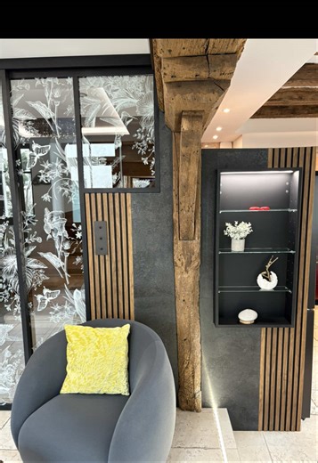 ✨ BEFORE / AFTER – Hall d’entrée ✨ Un espace froid et sans fonction… transformé en véritable signature d’intérieur. Rangements sur-mesure, jeu de matières, éclairage intégré… Chaque détail a été pensé pour créer une première impression forte dès le pas de la porte. Parce qu’un hall d’entrée ne doit pas être un simple passage, mais une expérience. 📐 Projet 100% sur-mesure Esthétique & fonctionnalité 📍 Conception par KR DESIGN D’INTÉRIEUR- 150 rue Marcel Belot 45160 Olivet #BeforeAfter #Architec