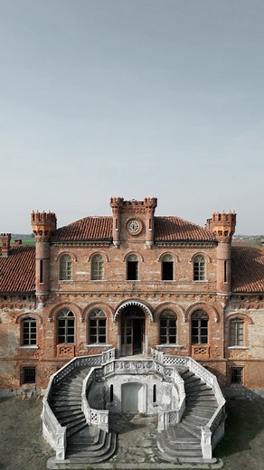 abandoned.berlin | lost places | urbex on Instagram: "KEY HOLE CASTLE. . Stunning abandoned castle built for an earl around 170 years ago. Some call it „Key Hole Castle“ because of the structure at the front of the building. . It was built in neo-Gothic style with medieval elements. The castle is one of the best examples of neo-Gothic architecture in northern Italy. In the 1920s, a luxury hotelier even made it his residence. The villa was then completely neglected and abandoned for decades. . To