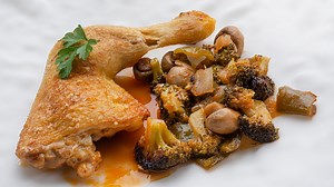 Muslos de pollo asados con verduras: La receta de Arguiñano que te salvará de un apuro