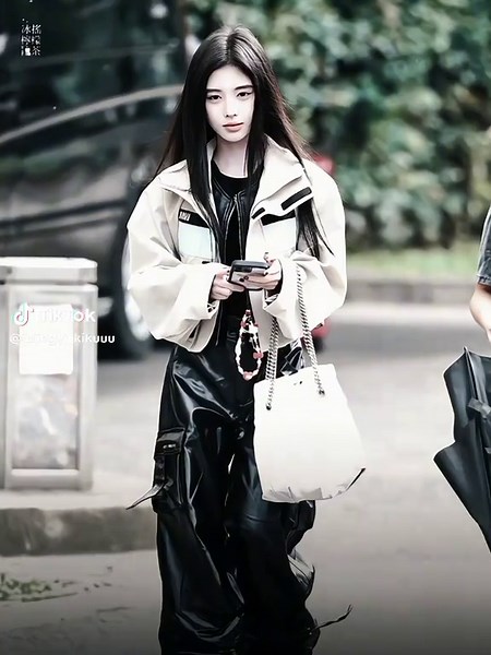 pelaaa_ʚɞ (@baobeipelaaa) - Ju Jingyi's Fashion Evolution in Chinese Dramas