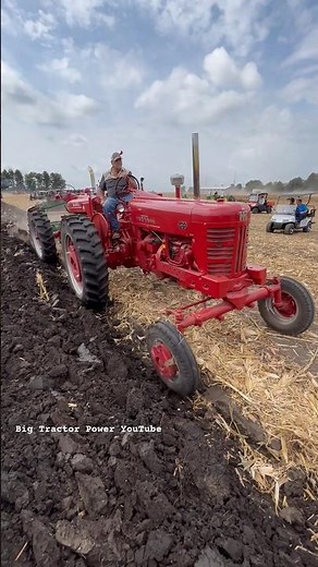 Tandem FARMALL Tractor Plowing #bigtractorpower #internationalharvester #farmall #caseih