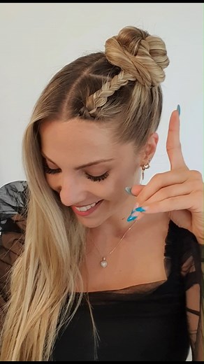 3.8M views · 27K reactions | FESTIVAL HAIR INSPO  #hairstyles #hairstyle #HairGoals #Updo #hairtutorial #braids #braidstyles #longhair #straighthair #howto #hairinspo #festival #coachella #coachellahair | poppy_hairstyles | Facebook