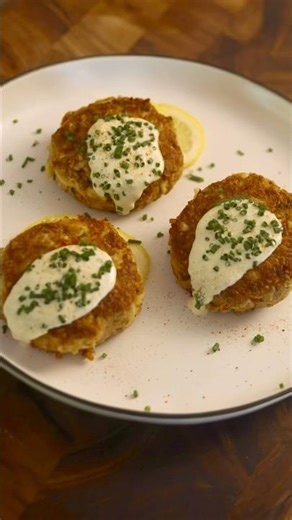 Crab cakes with lemon citrus aioli #crab #crabcakes #easyseafood #foodie #foodies #seafoodrecipes