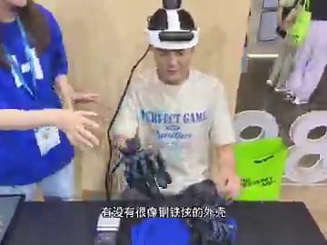 今天在香港嘉年华主会场逛了一下午，没想到HashKey的展台给我带来了满满的惊喜。首先是主展台Christina小姐姐带我体验了灵初智能机械臂和智能充电宝，用户的行为习惯动作就可以提供数据采集，然后可以领取 $HSK 代币奖励，整个互动体验非常有趣。分会场的布置同样精彩，Hashoo人型玩偶特别讨喜，很多参会者都排队合照，特别受欢迎。创业者贴贴墙设计非常巧妙，NFC功能支持手机一键扫描，就能添加创业者为好友，与行业资深先锋者迅速建立联系，便于深入交流。周边礼品特别丰富，斜挎包、玩偶、T恤、钥匙扣等商品应有尽有，可惜我去的时候大部分已经被领完了，真的没想到HashKey的周边人气这么高。逛完周边正好赶上了RiscV互动游戏第二场，使用钱包扫码开盲盒，随机领取 $HSK 代币，我只开到了10个，据说运气好的有100多个。肖风博士亲自宣布HashKey集团正式发布HSK白皮书2.0，明确提出HashKey Chain的“链上金融基础设施”定位。此次布局涵盖机构级许可链、RWA一站式发行与流通体系，以及面向AI智能体经济的链上身份与支付能力，力图响应全球金融活动从链下到链上的结构性趋势。可能很