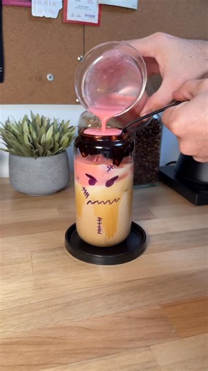 Proba esta receta este halloween con este frankenstein de café Vas a necesitar: Para la base: Shot doble de espresso y 22.5 ml de Syrup de Chocolate Para el relleno: 150 ml de leche 22.5 ml de Syrup de Avellana Hielo Para el cold foam: 100 ml de leche 50 ml de Syrup de Frambuesa Decora el vaso con Conertura de chocolate Todos los productos DaVinci Gourmet son comercializados en Bolivia por Naturex @naturex.bolivia #coffee #coffeetime #coffeelover #halloween #halloweencoffee #davincisyrup #bolivi