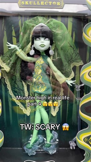 Monster High in Real Life: Robecca Steam Scare!