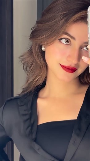 Kinza Hashmi on Instagram: "Skipping life tutorials era 😅"