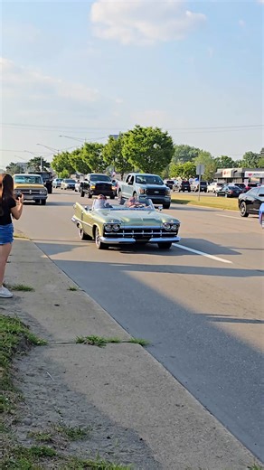 The 1959 Chrysler Imperial is one of the boldest and most dramatic luxury cars of the late 1950s. Built by Chrysler under its premium Imperial line, the ’59 model was designed to compete directly with Cadillac and Lincoln at the height of the tailfin era. Its towering “gun-sight” tailfins, freestanding taillights, massive chrome grille, and long, commanding body made it impossible to miss on the road. Under the hood, it featured a powerful 413 cubic-inch V8, delivering smooth yet strong performa