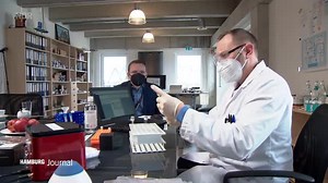 Eine Firma bietet PCR-Tests in 30 Minuten an. Wie zuverlässig die Ergebnisse sind, haben unsere Kolleg*innen von NDR Hamburg recherchiert. | NDR Info