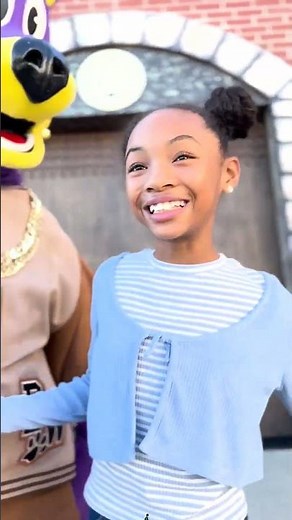 @graciescorner came by to sing 🎶 and dance 💃🏽 with Bow Wizzle #Doggyland #graciescorner