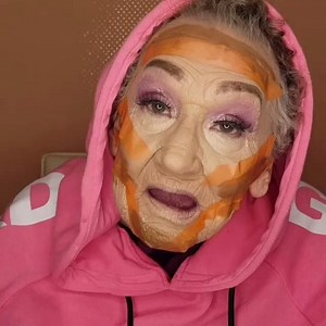 Cette mamie nous apprend comment faire un contouring ! By : https://www.instagram.com/teaflego/?hl=fr | Herstory