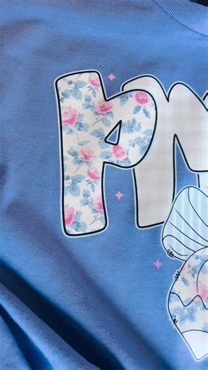 💙 This preppy blue floral continues to be a fan favorite — and it’s easy to see why! Just look at all those beautiful colors. 🌸✨ #PreppyStyle #FanFavorite #BlueFloral | Twin Rivers Custom Design