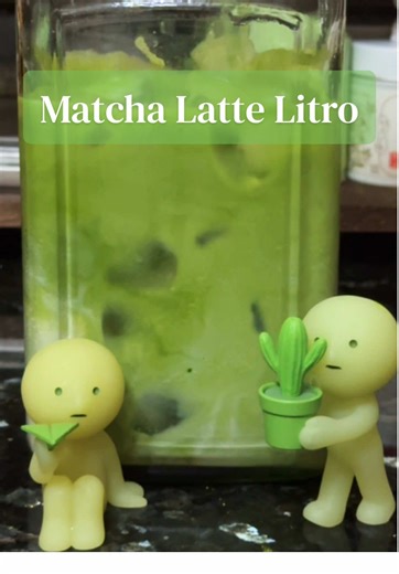 Big aaa Matcha Latte because why not!?!?! ☺️ Wanted to try recreate Matcha Chocolate Latte that I tried from Matcha Super so here’s my take: 🍵 6g matcha 🍵 80g water (80deg) 🍵 200ml oatmilk 🍵 chocolate syrup 🌿 motd: MK Wakatake #matcha #marukyukoyamaen #smiski #CapCut