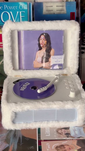 First time using a CD player and it’s amazing, way beyond streaming! Listening to Billie, Ariana