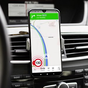 Navigace je zase o kousek lepší. 🚗 Na překročení rychlosti vás aplikace upozorní nejdřív vizuálně, při výrazném překračování rychlosti nově i zvukově. 🔊 Už jste si novinky v navigaci všimli? P.S. Pokud upozornit nechcete, můžete si funkci samozřejmě vypnout. | Mapy.com